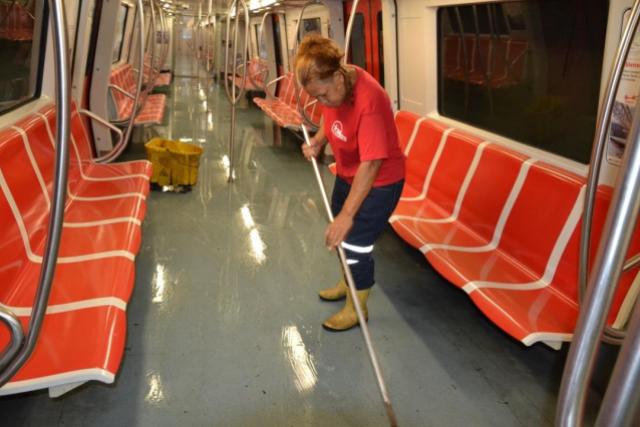 Trabajadores del Metro de Caracas limpian los vagones.