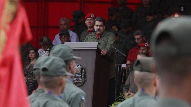 Maduro junto a miembros de la Fuerza Armada Bolivariana en un acto (EFE)