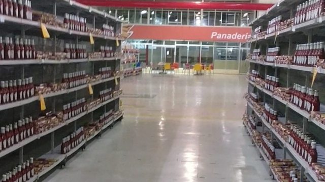 Góndolas del supermercado solo con una hilera de frascos de ketchup: el gobierno de Maduro penaliza a los que tengan sus estantes vacíos