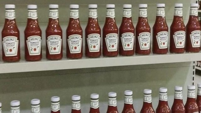 Todo el frente del supermercado, más de diez góndolas, están ocupadas únicamente por Ketchup marca Heinz. Me fijo el precio: seis mil bolívares, dos dólares