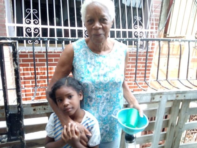 Candelaria Rojas y su nieta acuden aun comerdor popular en Caracas