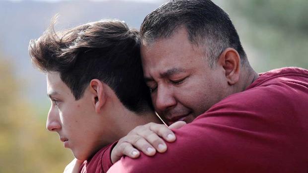Lágrimas de padres al reencuentro con sus hijos tras tiroteo escolar