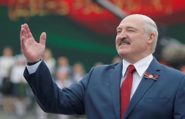 El presidente bielorruso, al que le gusta posar en el campo, con uniforme militar o en una pista de hockey, denigró a su rival diciendo que es "poca cosa" o llamándola "pobre chica"
