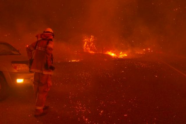 Las brasas caen alrededor de un fotógrafo mientras el fuego se expande rápidamente el 8 de septiembre de 2020 cerca de Shaver Lake, California (David McNew/Getty Images/AFP)