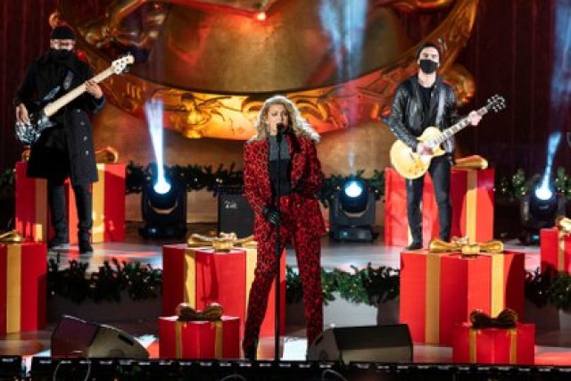 La cantante Tori Kelly interpreta una canción durante la ceremonia del encendido de luces del árbol del Rockefeller Center. REUTERS/Eduardo Munoz