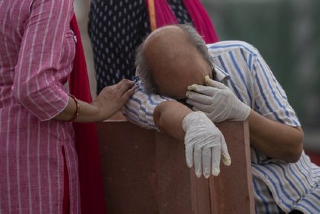 Un hombre sufre la muerte de un pariente por COVID-19 en India 