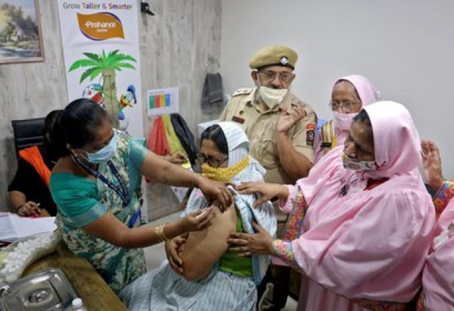 Una mujer se vacuna con el COVID-19 en India 
