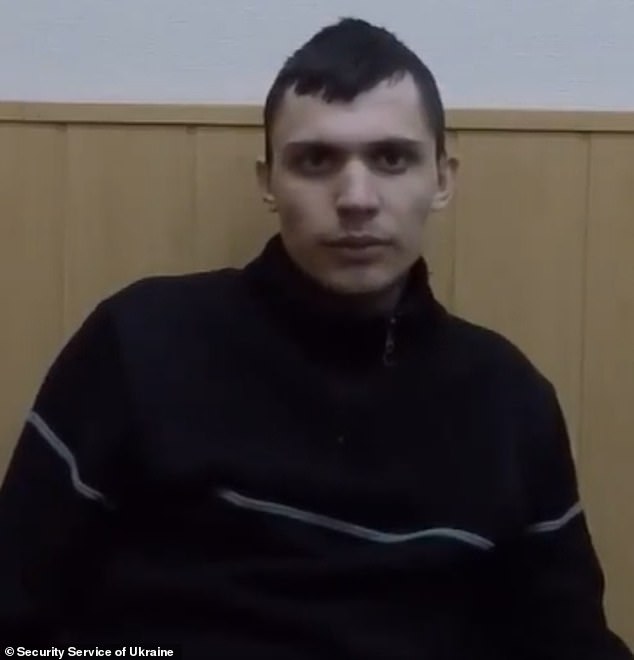 El hombre describió un incidente el 24 de febrero en Kharkiv, donde él y un teniente intentaron proteger a una mujer de unos veinte años y a su madre, mientras los dos bandos abrían fuego el uno contra el otro.
