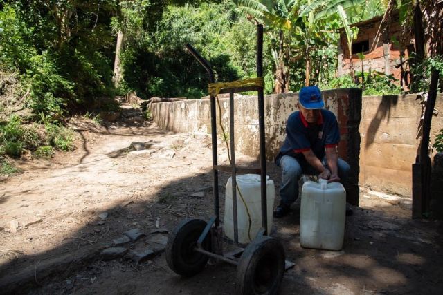 Habitantes de Antímano buscan agua en los drenajes del canal de conducción de las quebradas aledañas a la comunidad / Foto: Monitor Ciudad