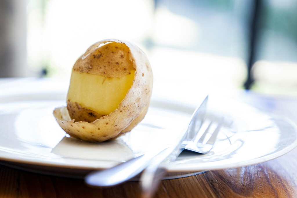 Hay gente defendiendo sacar a las patatas cocidas de nuestra dieta. La ciencia lo tiene claro: mala idea 