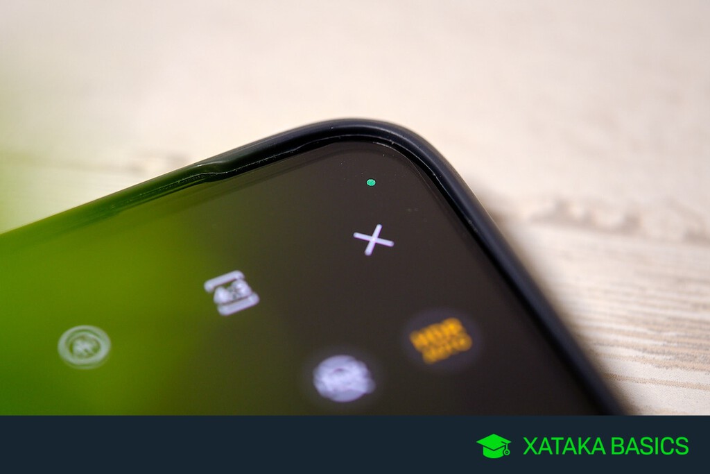 Qué significa el punto verde o naranja que sale a veces en la pantalla de tu móvil Android o tu iPhone
