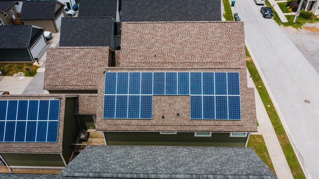 Hay tantos paneles solares en los tejados de California que se han vuelto un problema para la red eléctrica